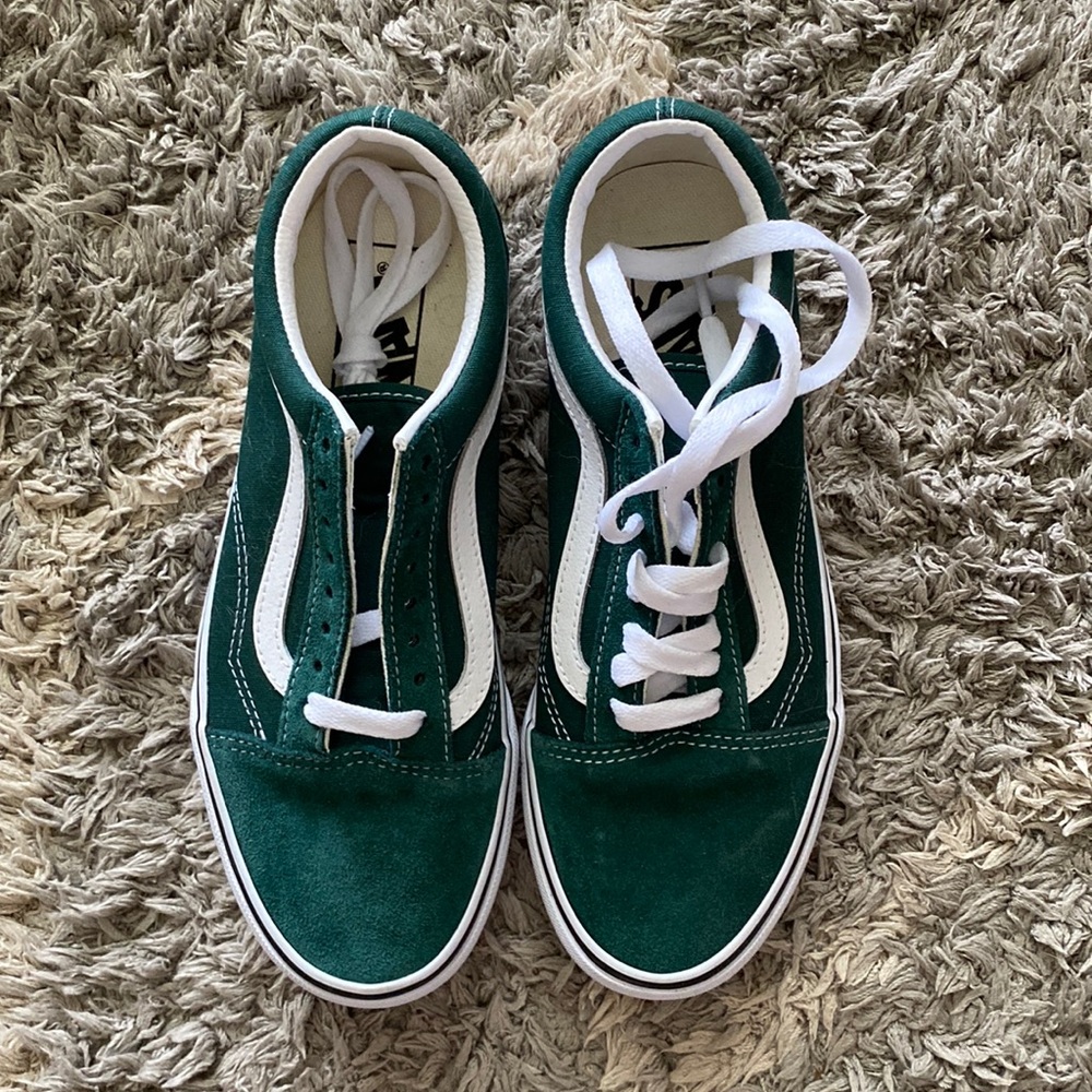 NWOT Vans Pig Suede Old Skool sneakers in Jungle Green/ Snow White size 8 womens
